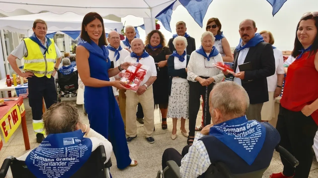 La alcaldesa de Santander, Gema Igual, asiste a la celebraci&oacute;n de la Semana Grande en el centro de d&iacute;a de General D&aacute;vila.  / ALERTA