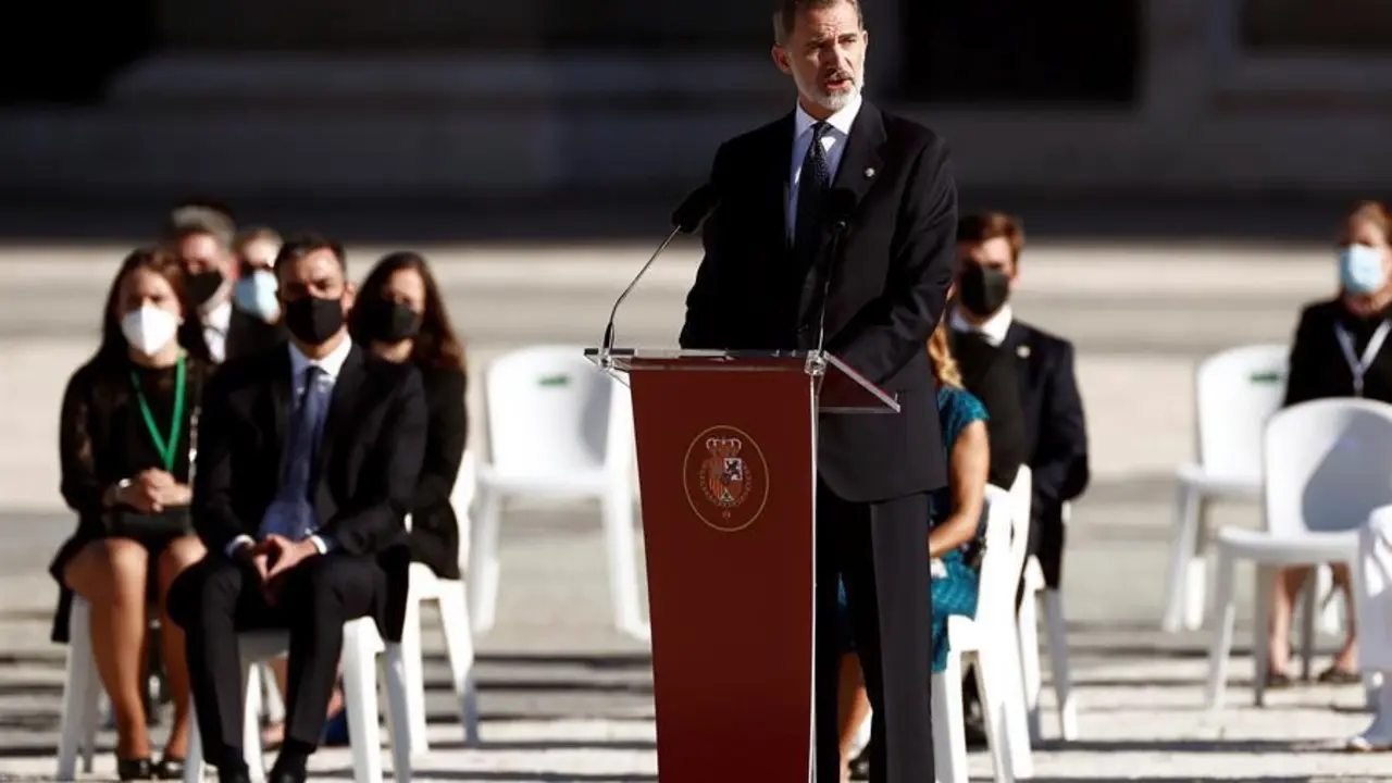 El rey Felipe VI durante su intervenci&oacute;n en el homenaje de Estado a las v&iacute;ctimas de la pandemia de coronavirus y a los colectivos que le han hecho frente en primera l&iacute;nea en el Patio de la Armer&iacute;a del Palacio Real en Madrid este jueves. EFE/Mariscal POOL