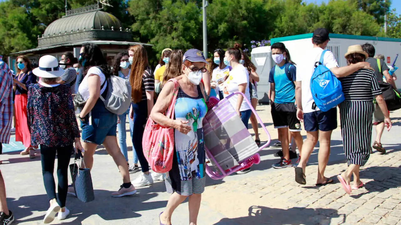 Varias personas en la entrada de la segunda playa del Sardinero, Cantabria. / J. R. GONZ&Aacute;LEZ