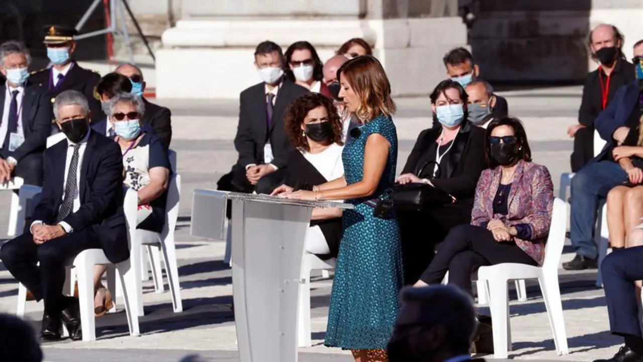 La enfermera jefe del servicio de Urgencias del Hospital Vall d'Hebron, Aroa L&oacute;pez (d), ofrece un discurso en el Patio de la Armer&iacute;a del Palacio Real. EFE/ Zipi