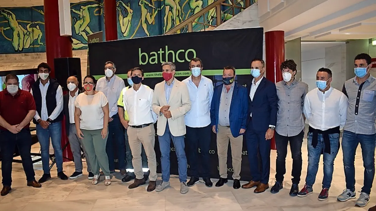 Autoridades pol&iacute;ticas y deportivas, organizadores y los ciclistas &Oacute;scar  Freire y David de la Fuente posan antes de la presentaci&oacute;n. / castillo