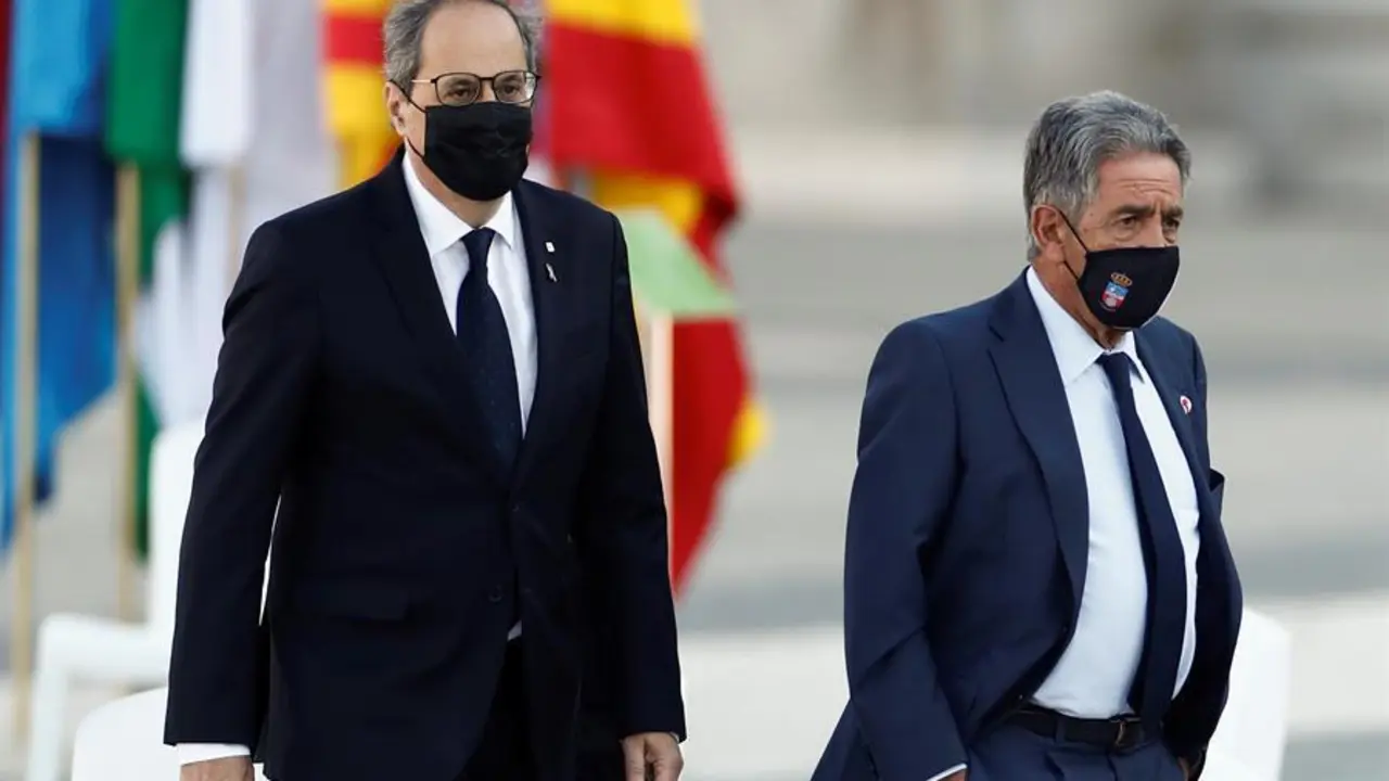 El presidente de la Generalitat de Catalu&ntilde;a, Quim Torra (i), y el presidente de Cantabria, Miguel Angel Revilla (i), durante el homenaje de Estado. EFE/Mariscal