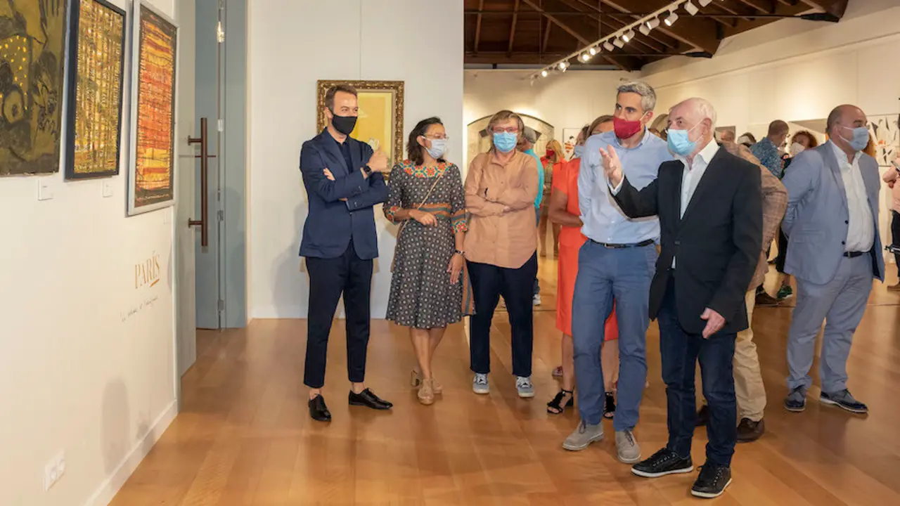 El vicepresidente y consejero de Universidades, Igualdad, Cultura y Deporte, Pablo Zuloaga, asiste a la inauguraci&oacute;n de la exposici&oacute;n de Pedro Sobrado.
