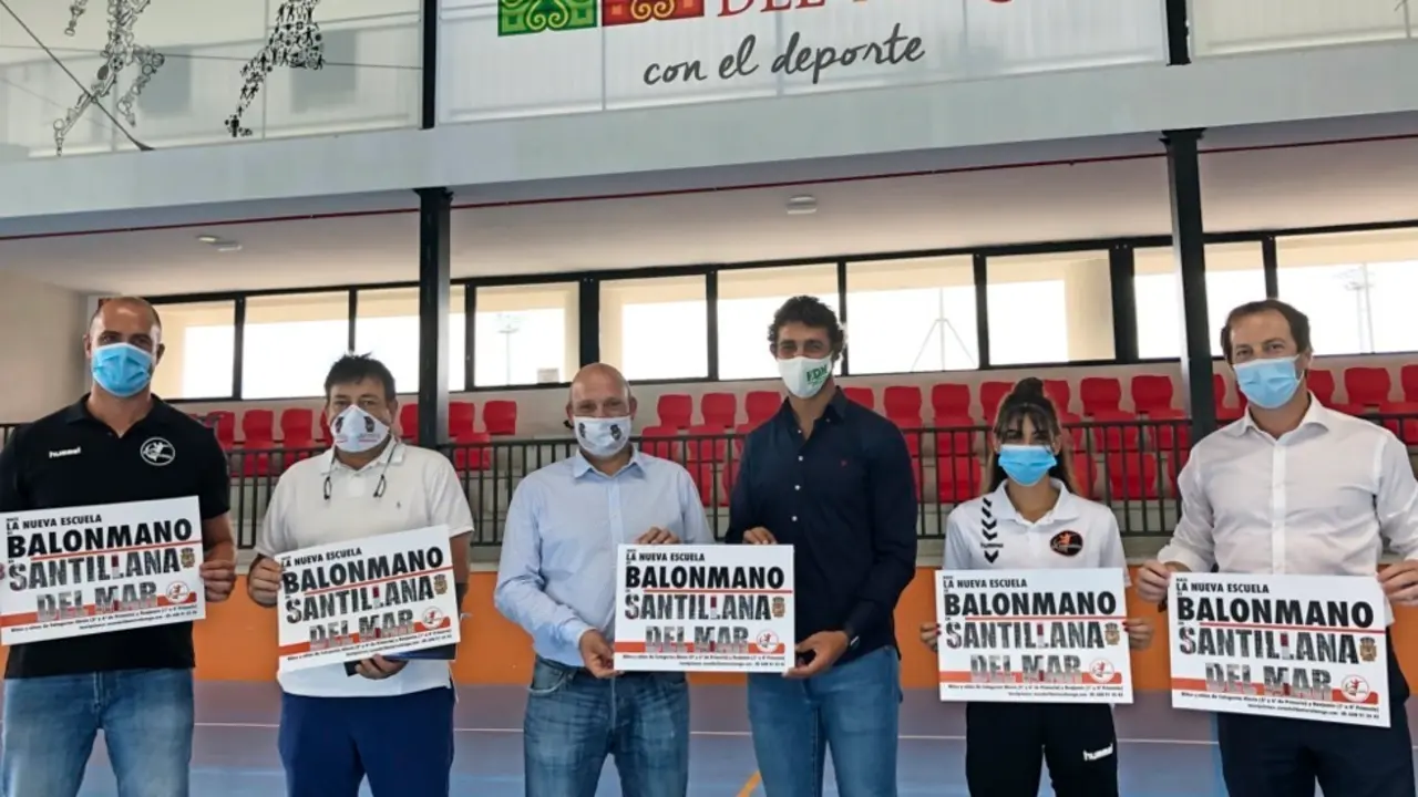 Autoridades y dirigentes del club durante la presentaci&oacute;n del acuerdo. / ALERTA