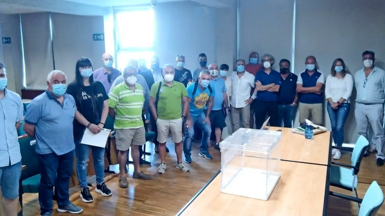 Lo asamble&iacute;stas que reeligieron a V&iacute;ctor Canal presidente de la Federaci&oacute;n C&aacute;ntabra.