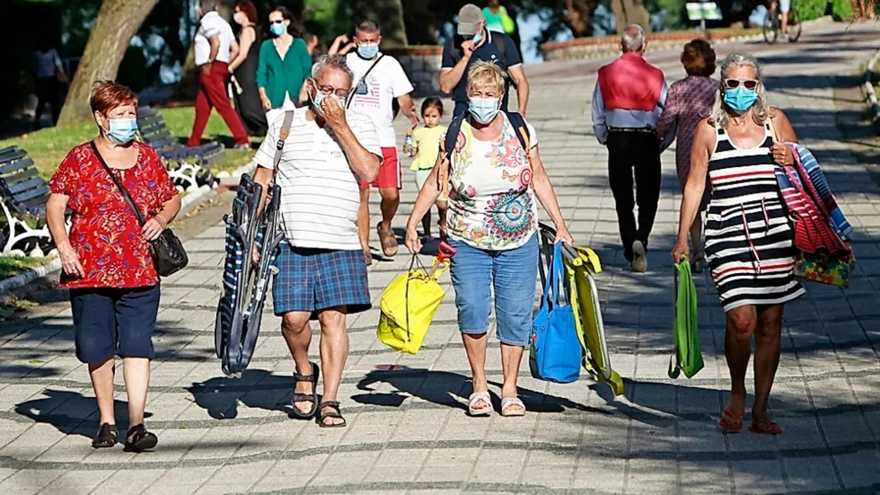 Ciudadanos con las mascarillas por el Sardinero. / jos&eacute; ram&oacute;n