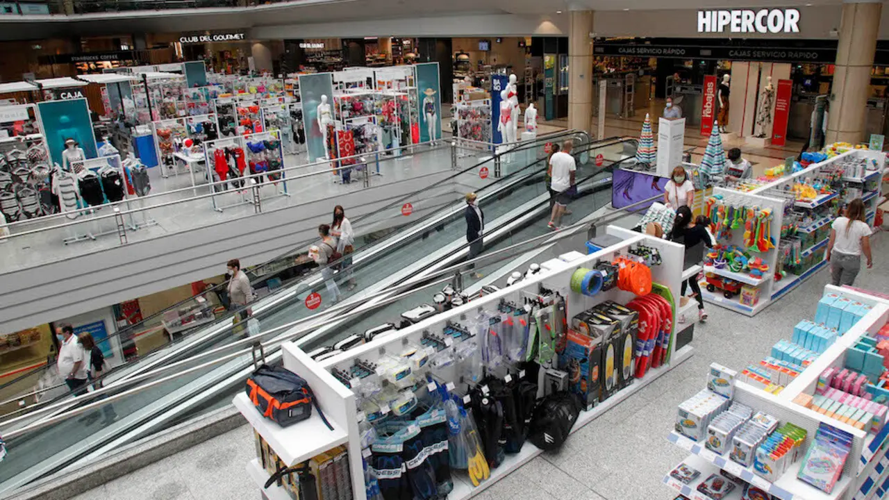 Varias personas en el centro comercial El Corte Ingl&eacute;s, en Santander. / J. Ram&oacute;n Gonz&aacute;lez