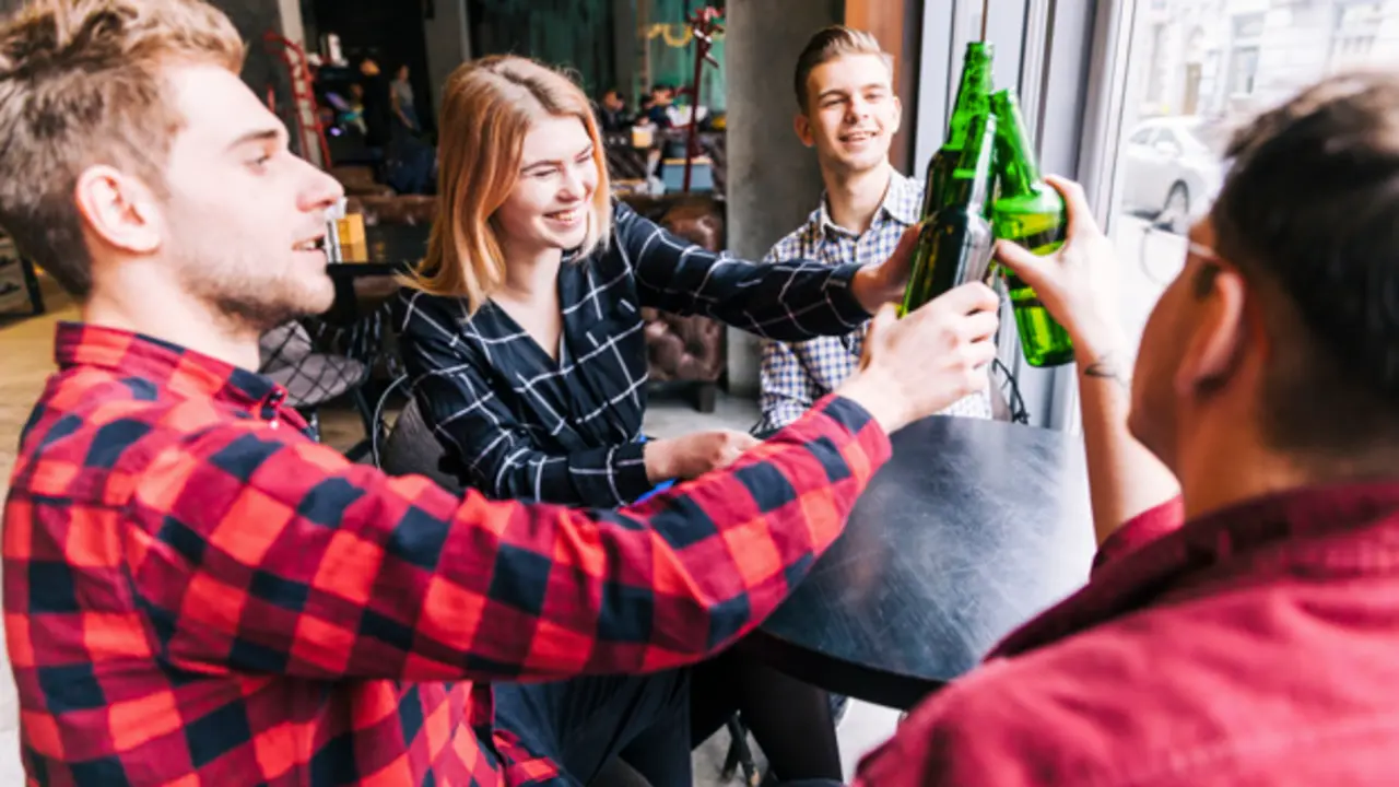 Varios j&oacute;venes disfrutan de unas cervezas.