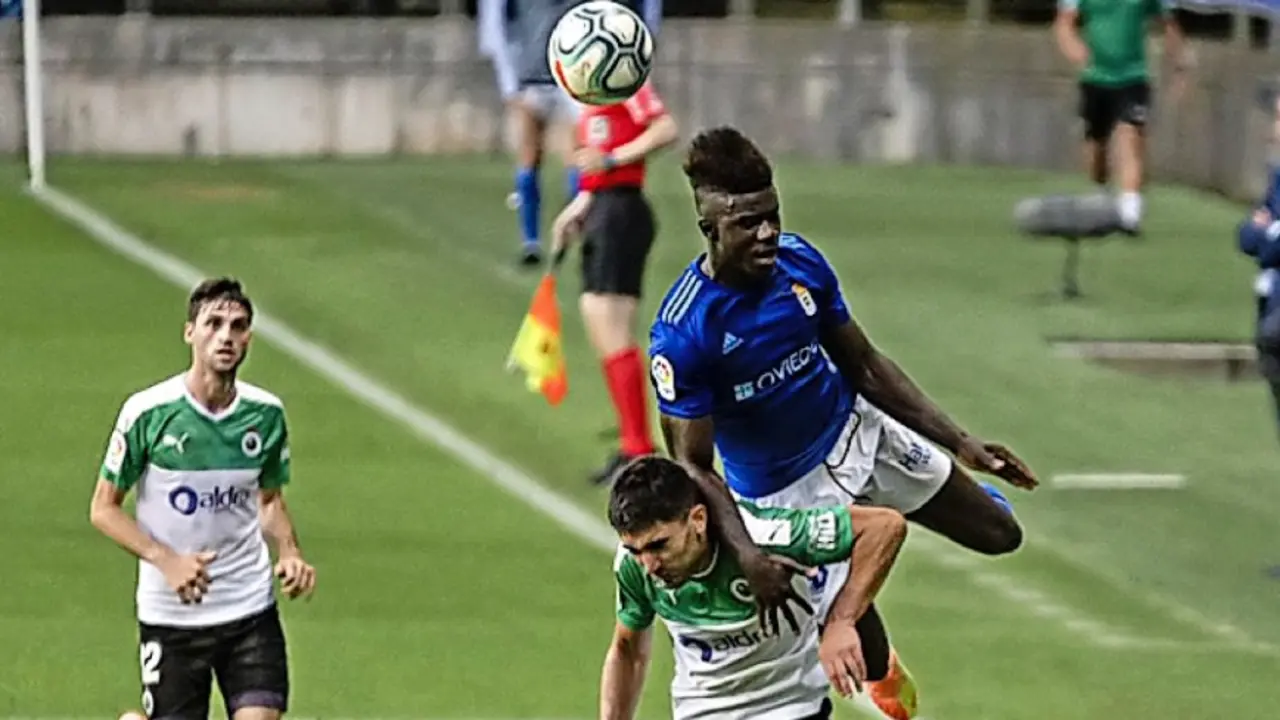 Obeng, elev&aacute;ndose por encima de Olaortua. / LA LIGA