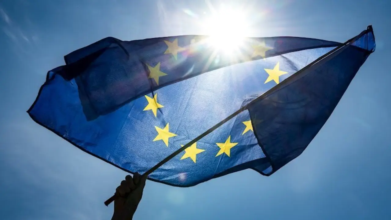 Un estudiante sostiene una bandera europea durante los viernes para el futuro: huelgas clim&aacute;ticas para la implementaci&oacute;n del Acuerdo Mundial sobre el Clima de Par&iacute;s. - SINA SCHULDT/DPA