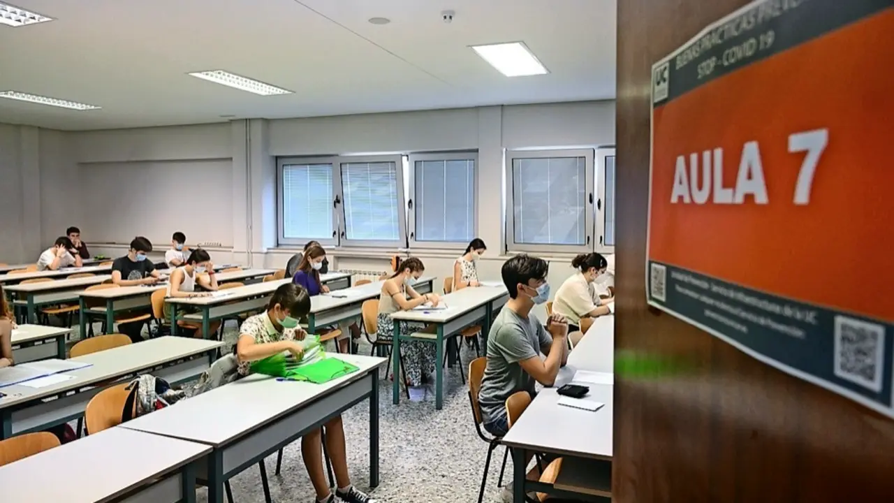 Alumnos durante una prueba de la EBAU. / HARDY