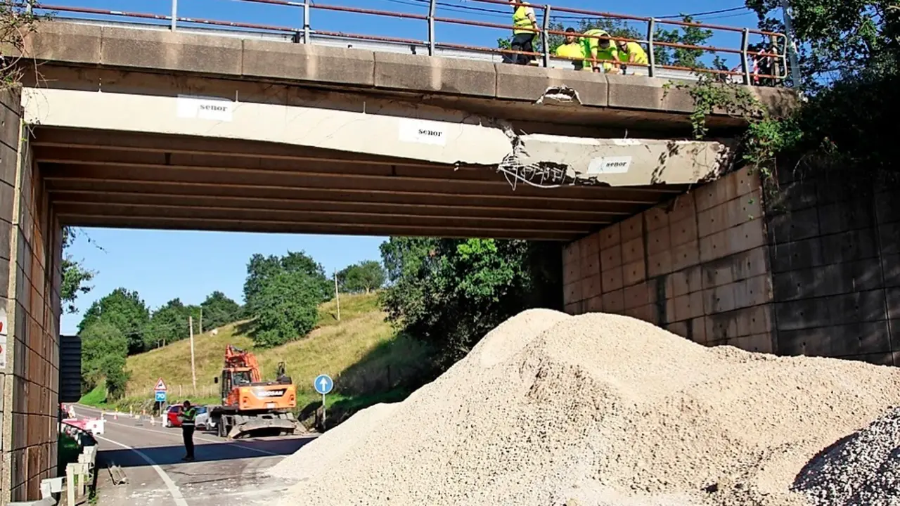 im&aacute;gen del estado del puente y de las labores que se llevaban a cabo ayer tarde para reparar el puente. / jos&eacute; ram&oacute;n