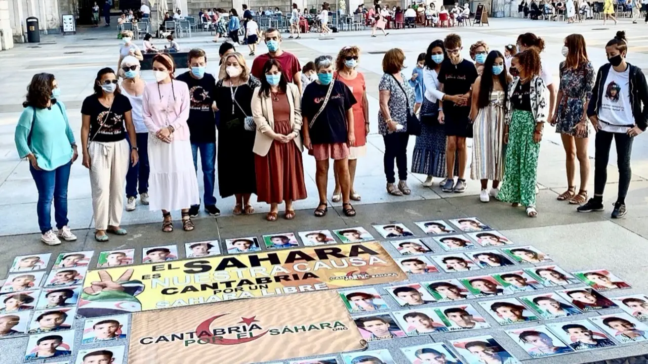 Asistentes al acto celebrado en la Plaza Porticada. / ALErtA