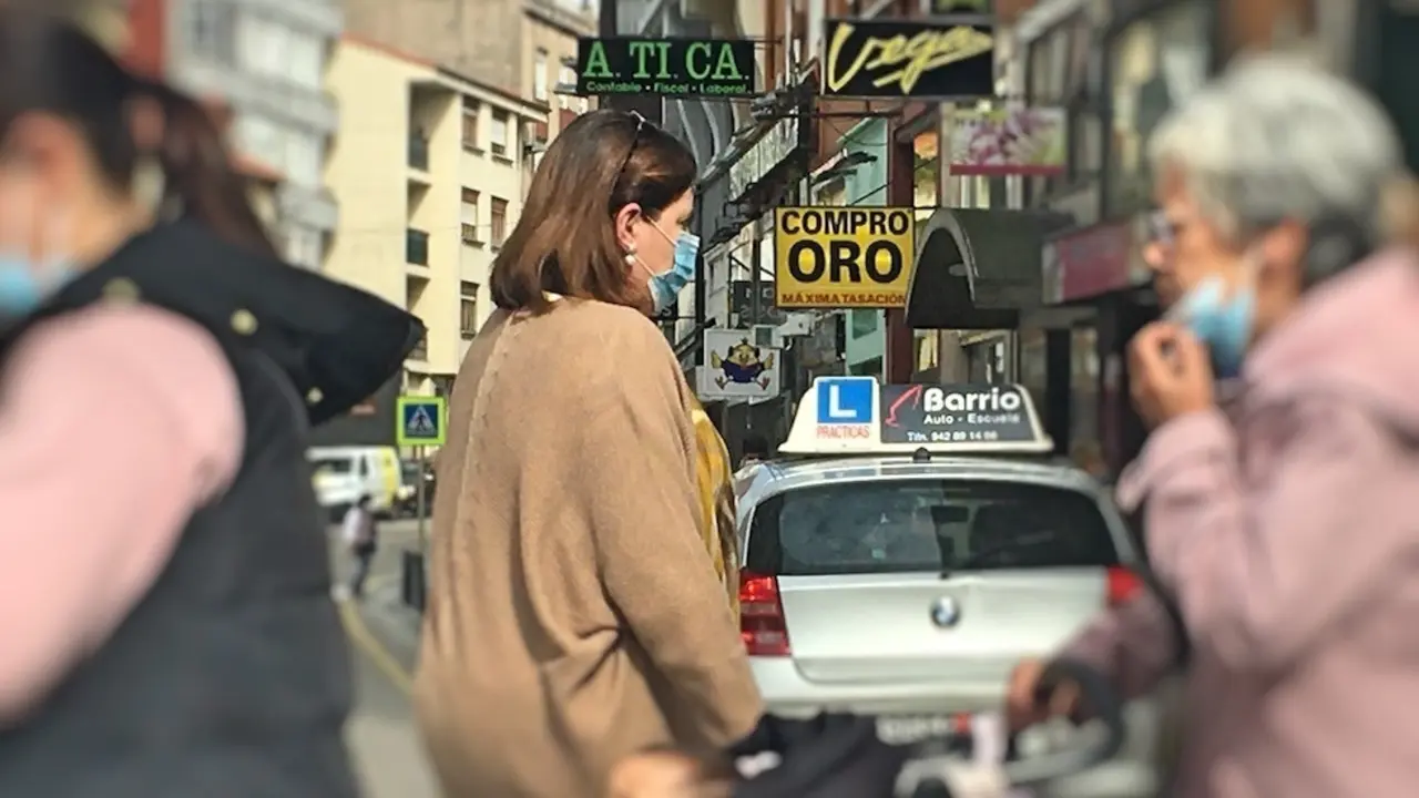 Varias personas cruzan la calle Juli&aacute;n Ceballos de Torrelavega. / ALERTA