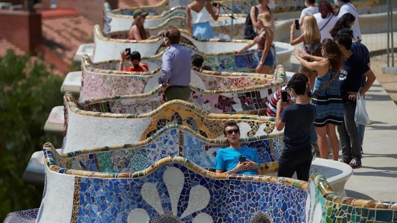 Varios visitantes en el parque G&uuml;ell de Barcelona este s&aacute;bado. EFE/Alejandro Garc&iacute;a