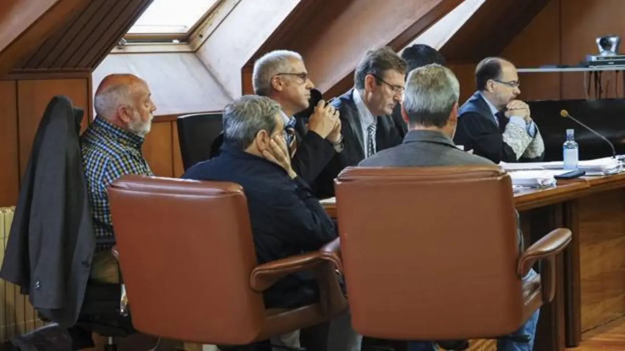 Vista de los acusados durante la celebraci&oacute;n del juicio. /j.r.