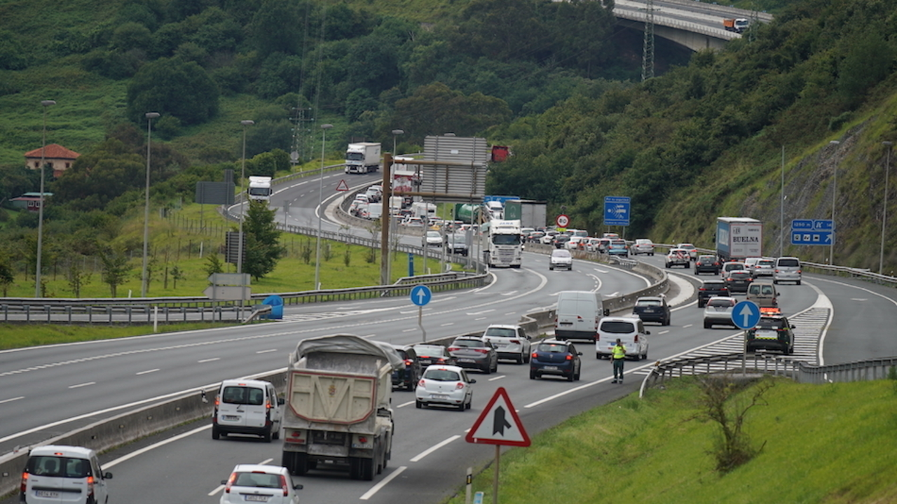 Retenciones en la A-8 entre Islares a S&aacute;mano.