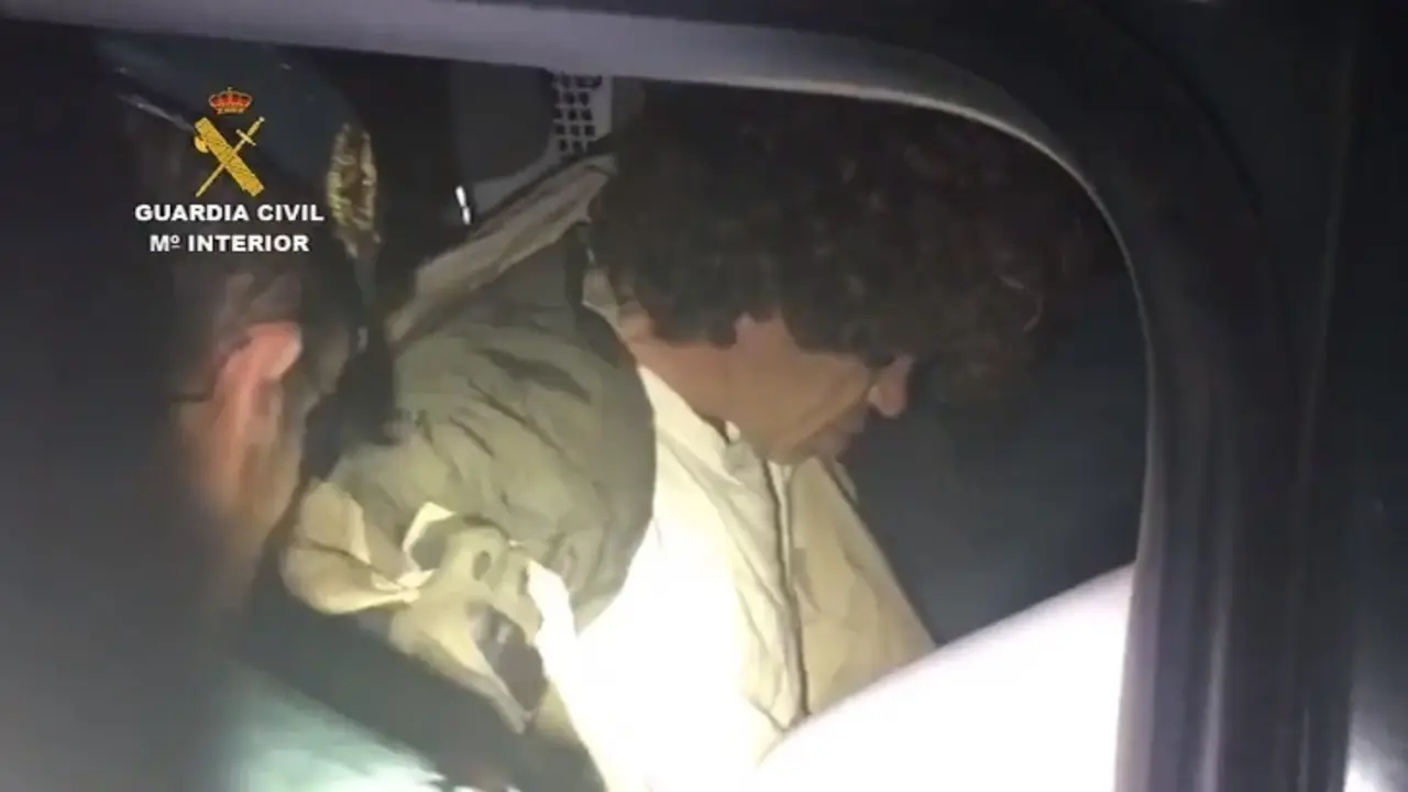 El fugitivo de Turieno estaba aturdido cuando fue detenido, al regresar a su casa tras esconderse en montes cercanos.