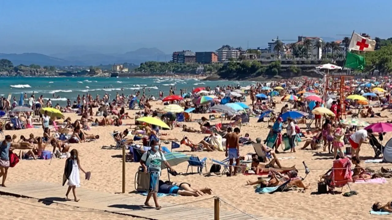 Vista de la playa del Sardinero en el d&iacute;a de ayer. / HARDY