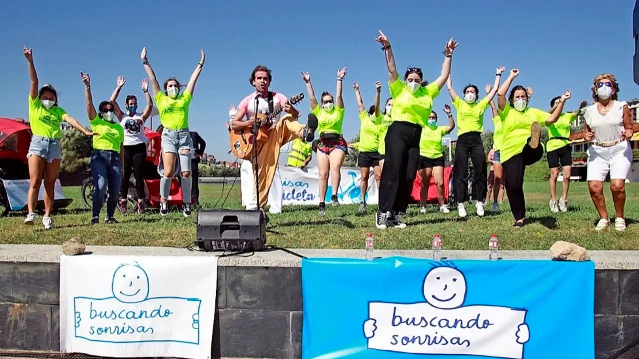 Presentaci&oacute;n de la iniciativa &lsquo;Sonrisas en bicicleta&rsquo; en el parque de Las Llamas. / jos&eacute; ram&oacute;n