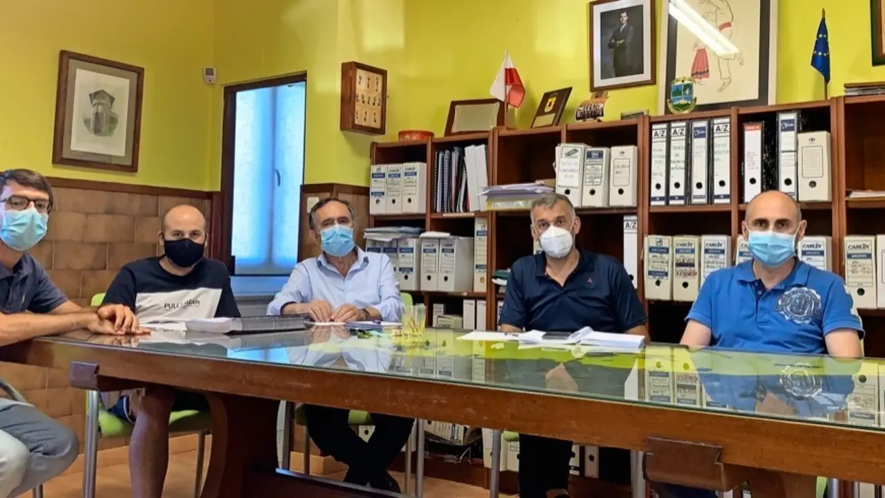 Los representantes de la Junta Vecinal de Vi&eacute;rnoles con los concejales del Ayuntamiento. / ALERTA