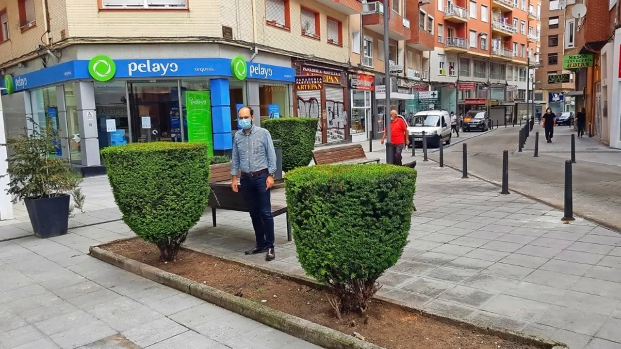 El edil Urraca en la plaza. / ALERTA
