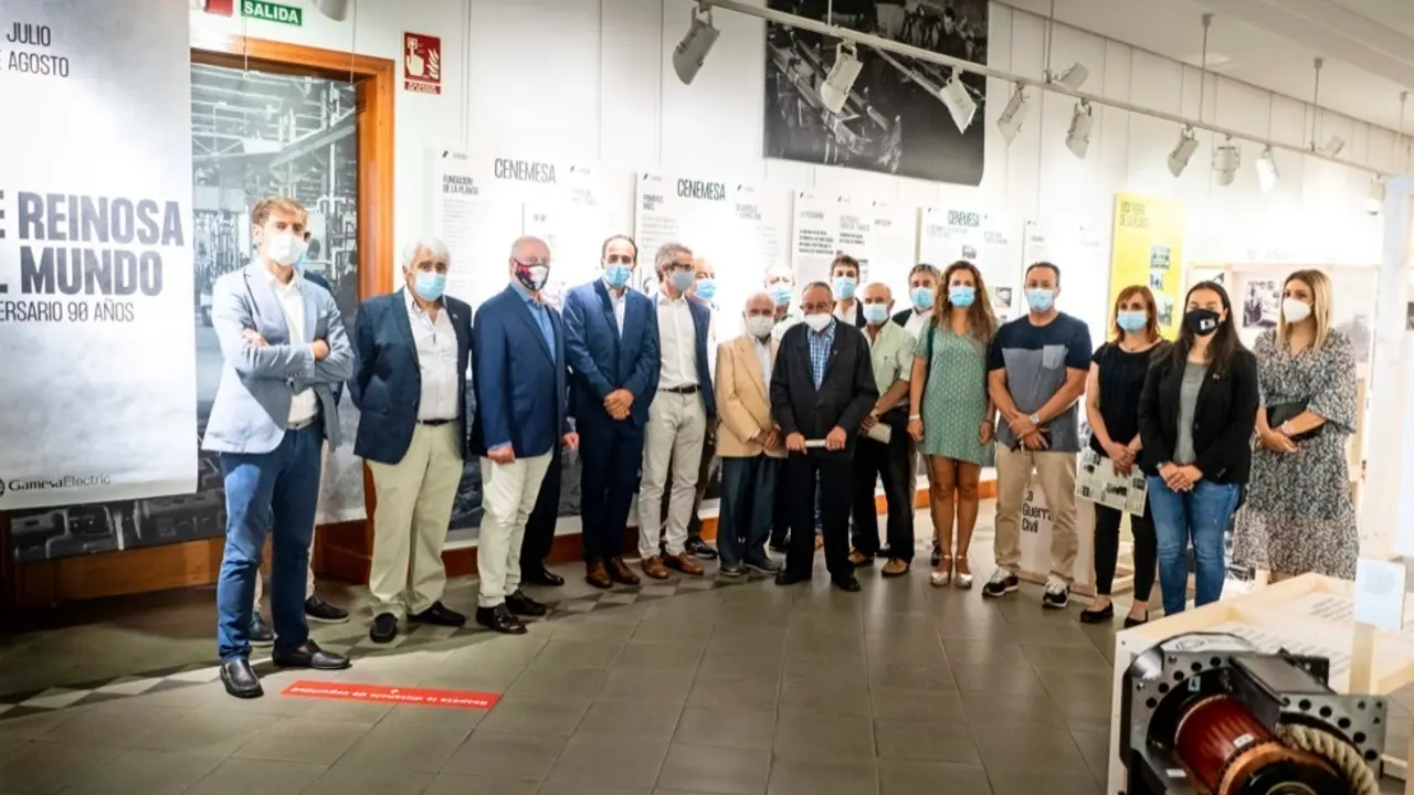 Asistentes a la inauguraci&oacute;n de la exposici&oacute;n de Siemens Gamesa en Reinosa. / Alerta