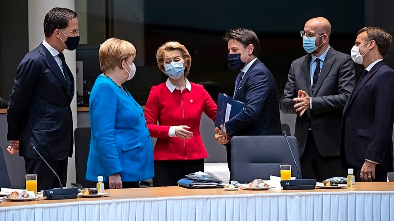 Mark Rutte, Angela Merkel, Ursula von der Leyen, Giuseppe Conte, Charles Michel y Emmanuel Macron conversan durante la cumbre. / EFE