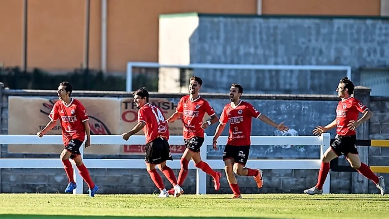Los jugadores del Laredo celebran uno de los goles. / Hardy