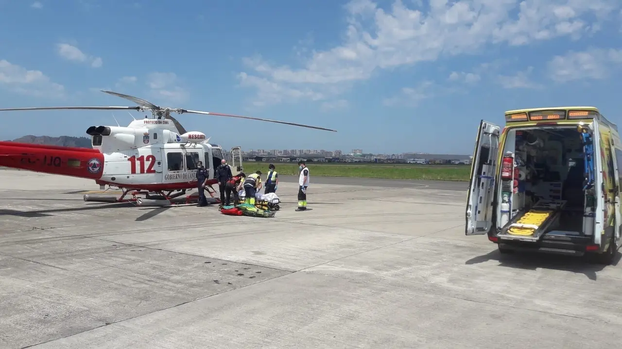 Evac&uacute;an en helic&oacute;ptero a un var&oacute;n con s&iacute;ntomas de infarto en la playa de Oyambre