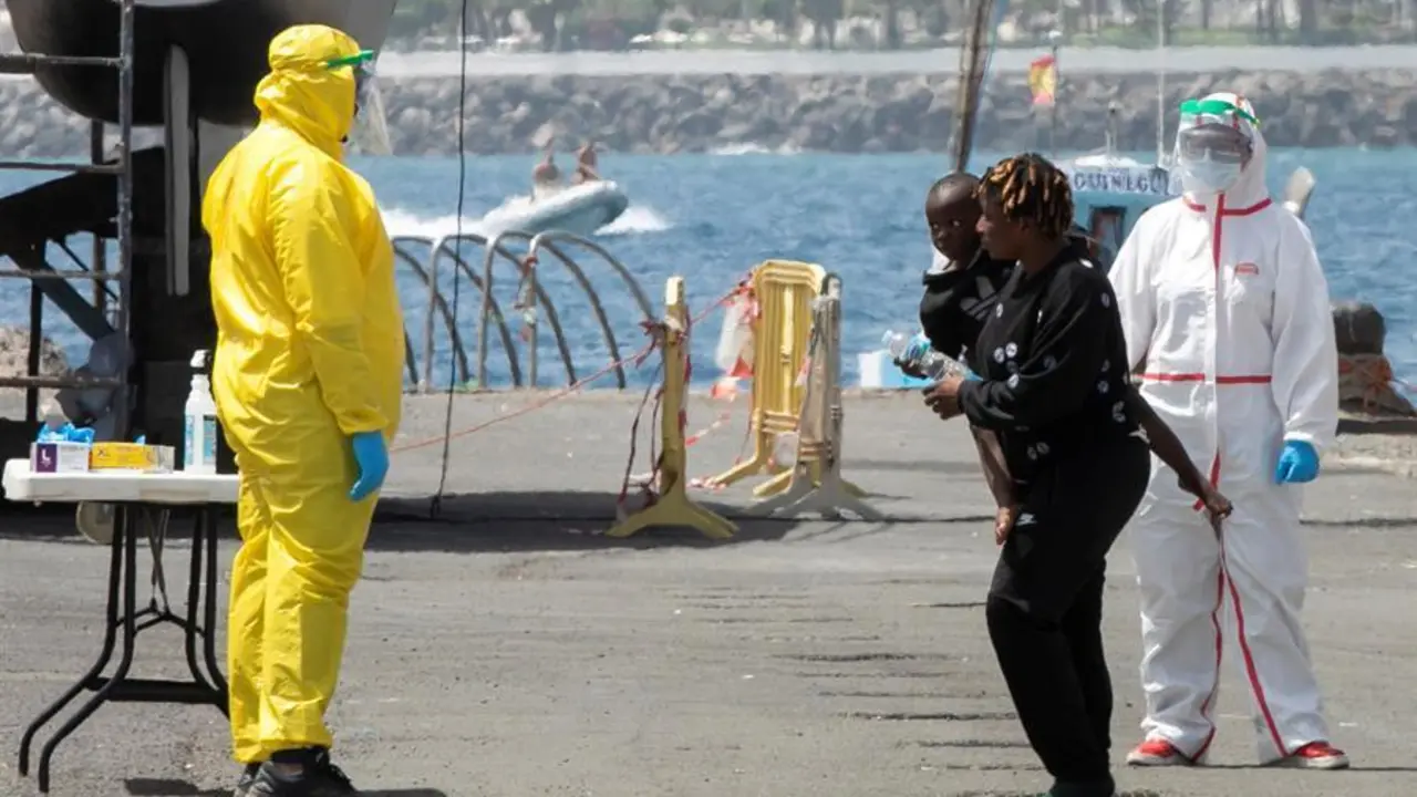Llegada al muelle de Arguinegu&iacute;n (Mog&aacute;n) de los inmigrantes rescatados por la embarcaci&oacute;n de Salvamento Mar&iacute;timo Salvamar Menkalinan en una patera unos 45 kil&oacute;metros al sur de la isla de Gran Canaria y que podr&iacute;a tratarse de la que sali&oacute; el domingo pasado desde Dajla (S&aacute;hara) con 31 personas a bordo. EFE/Quique Curbelo