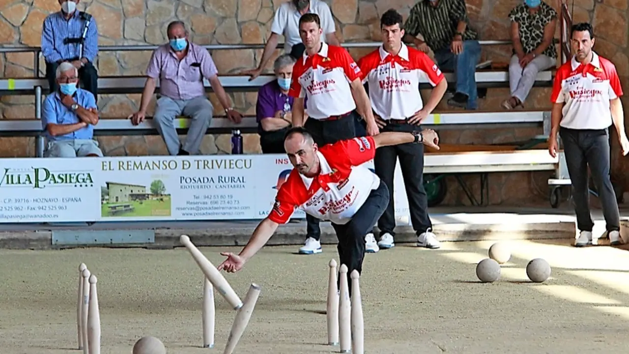 Rub&eacute;n T&uacute;&ntilde;ez birla ante la mirada de sus compa&ntilde;eros Iv&aacute;n G&oacute;mez, Javier Cacicedo y Fernando Ocejo, ayer en La Cavada. / Jos&eacute; Ram&oacute;n