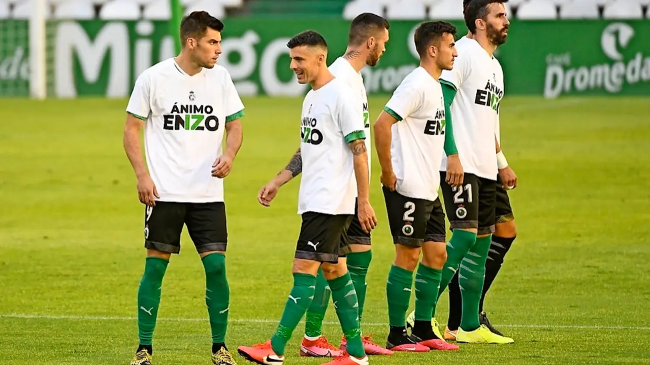 Los jugadores del primer equipo que le quedan al Racing pondr&aacute;n fin hoy a la temporada con el partido ante el Rayo Vallecano en El Sardinero. / hardy