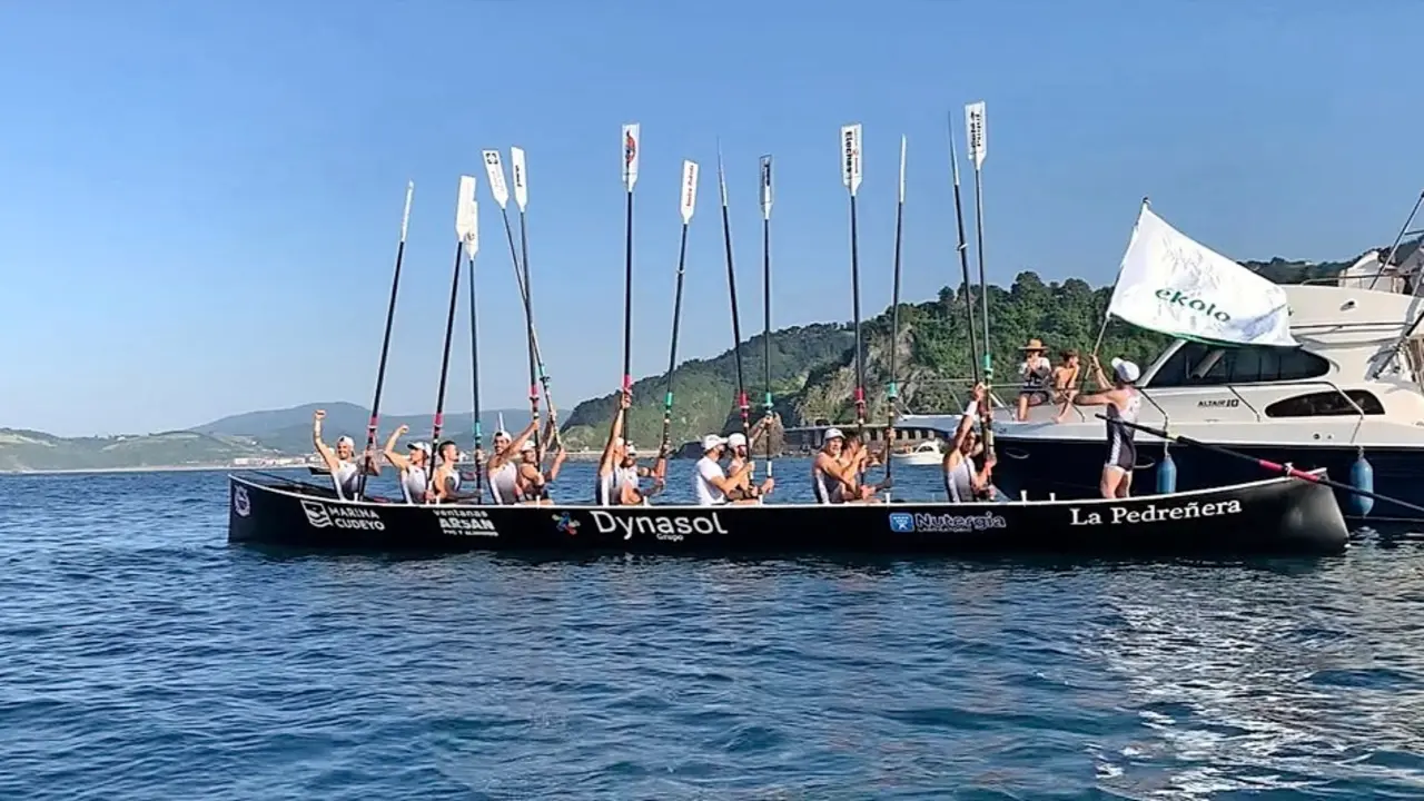 La &lsquo;Pedre&ntilde;era&rsquo; festeja la victoria cosechada en la tarde de ayer en aguas de Getaria.