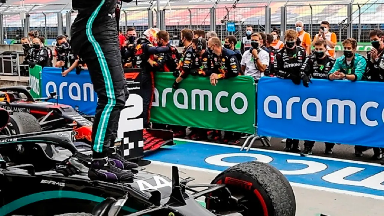 Lewis Hamilton celebrando su triunfo en Hungaroring. / EFE