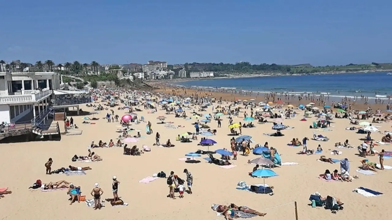 Vista de la Primera playa del Sardinero. / M.A.