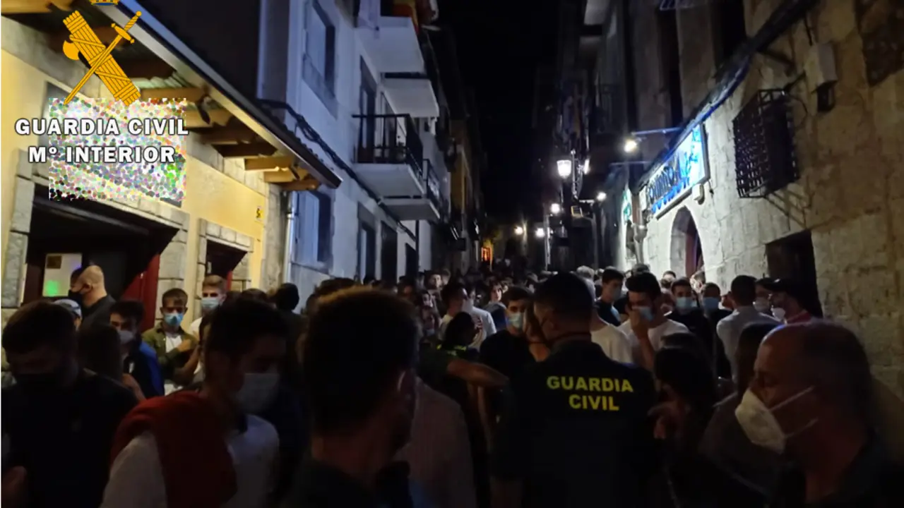 La guardia civil patrulla la zona nocturna de Laredo. /  guardia civil