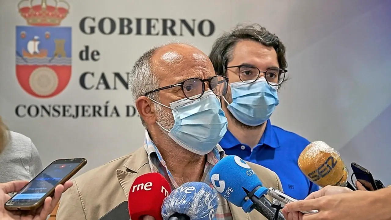 El consejero de Sanidad de Cantabria, Miguel Rodr&iacute;guez, informa a los medios sobre los dos nuevos brotes en la regi&oacute;n. EFE/ROM&Aacute;N G. AGUILERA