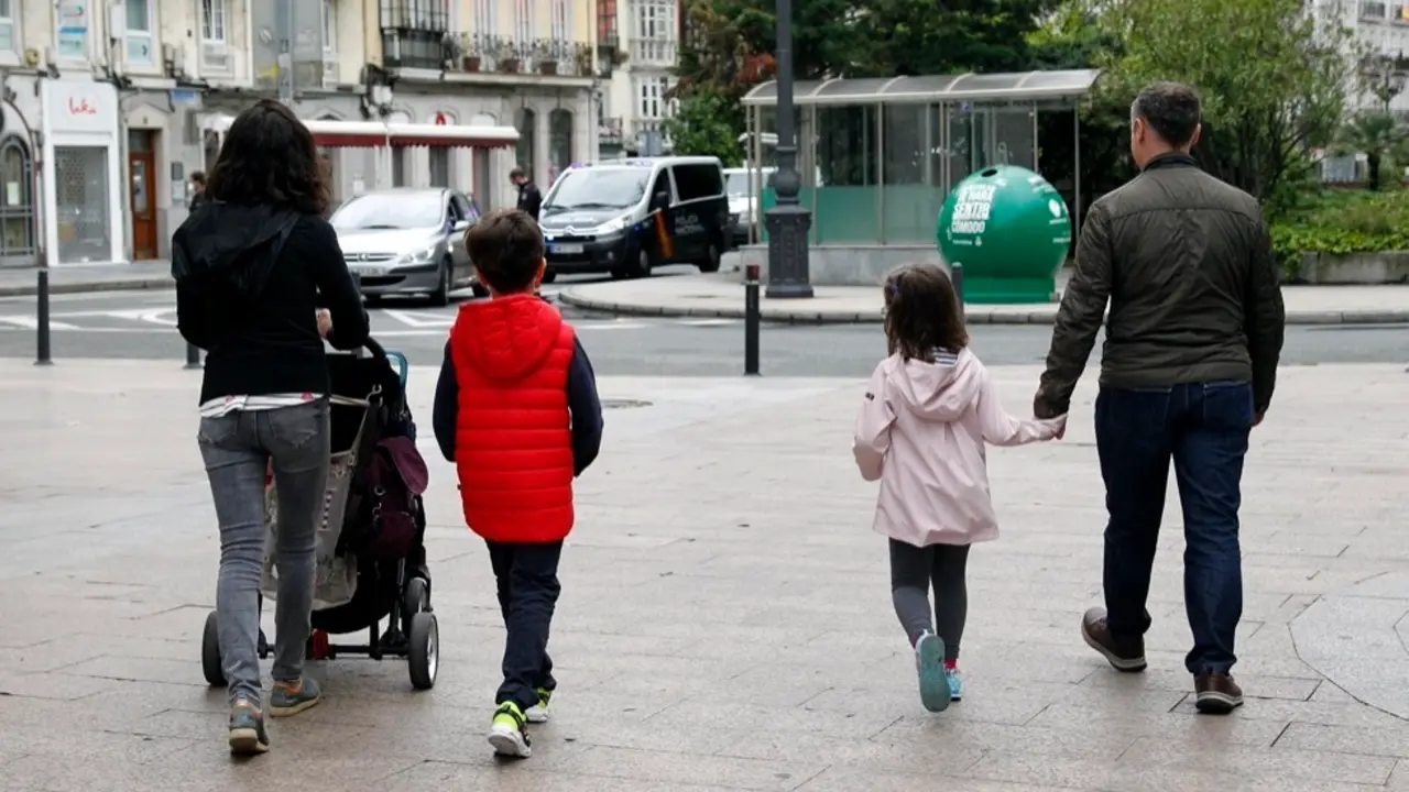 Una familia pasea por la calle Burgos en Santander. /J. Ram&oacute;n
