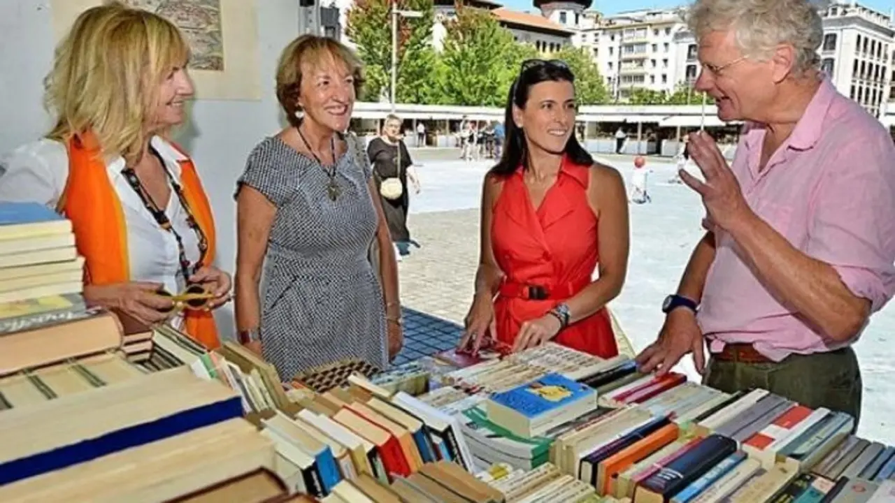 La alcaldesa Gema Igual inauguró la Feria del Libro Viejo en el 2019.