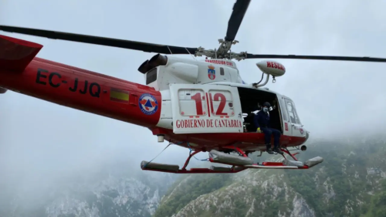 El helic&oacute;ptero del Gobierno de Cantabria.