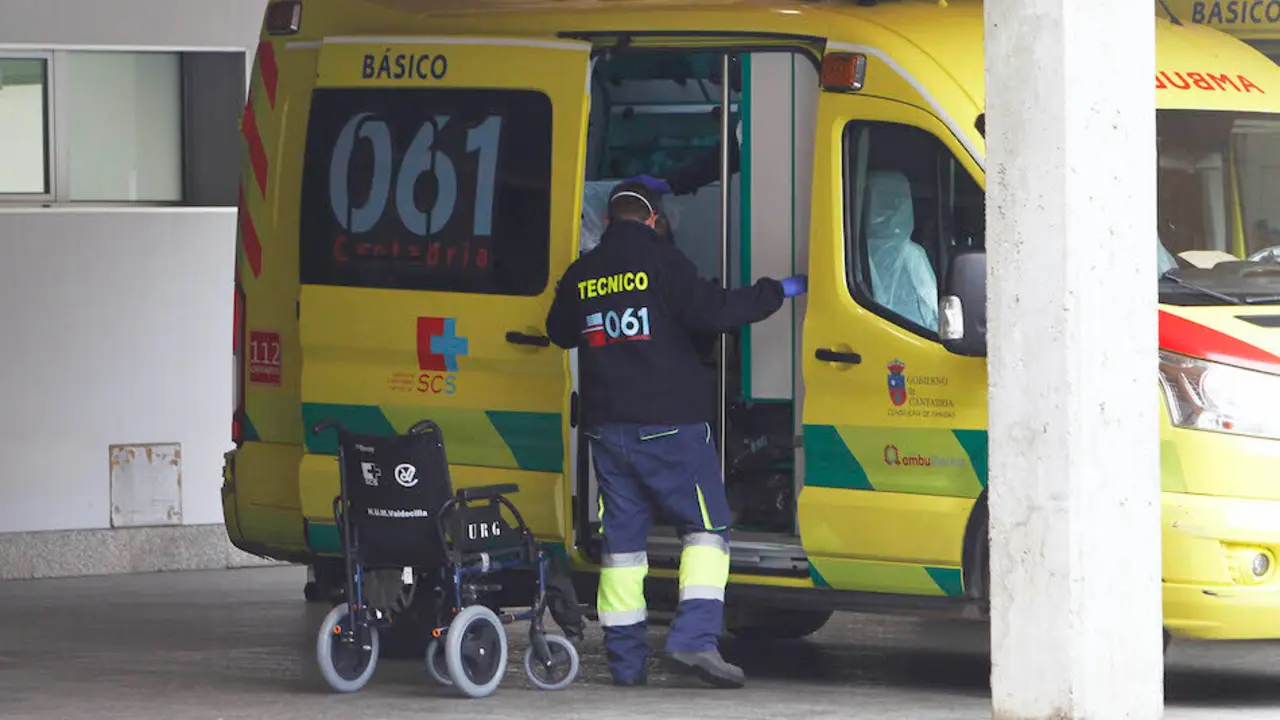 Un t&eacute;cnico de ambulancias prepara el veh&iacute;culo para trasladar a un paciente. / J.R.