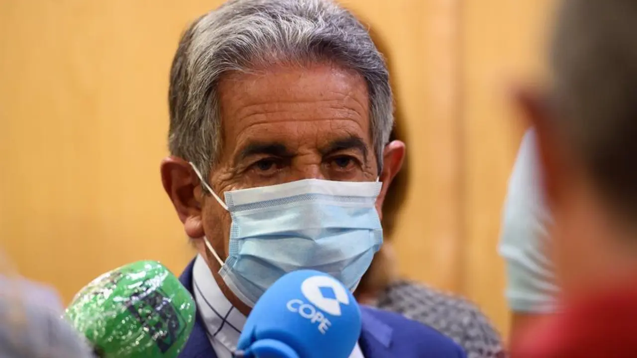 El presidente de Cantabria, Miguel &Aacute;ngel Revilla, ha explicado este martes que el Gobierno ultima la elaboraci&oacute;n del decreto que obligar&aacute; a llevar mascarilla en toda la comunidad, que se publicar&aacute; "hoy o ma&ntilde;ana" y seg&uacute;n advierte, incluir&aacute; "duras" sanciones para quienes lo incumplan. FOTO/EFE/Pedro Puente Hoyos