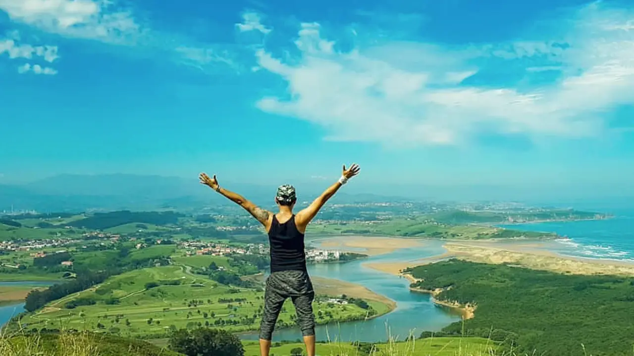 Un j&oacute;ven en lo alto del monte la Picota.