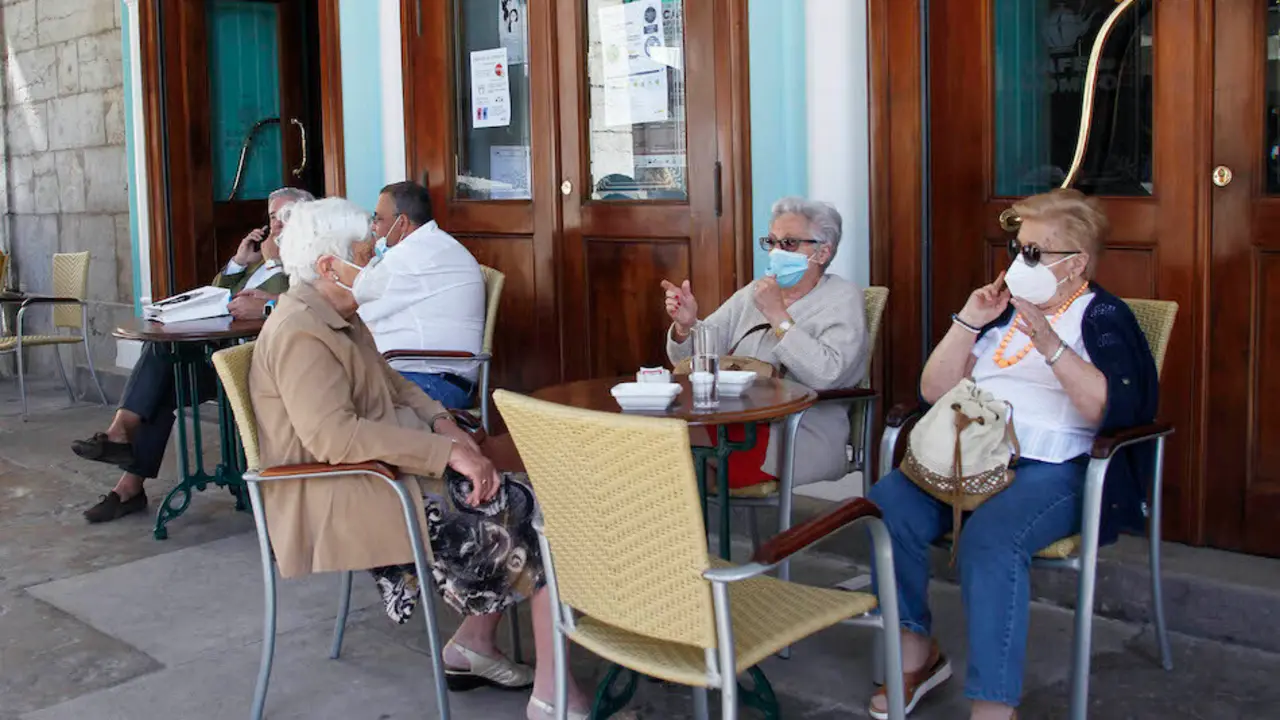Un grupo de personas en una cafeter&iacute;a de plaza Pombo de Santander. / J.R.