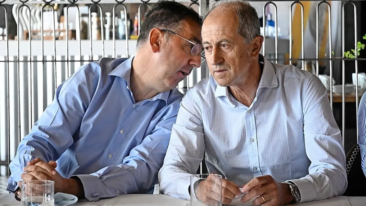 Cali Trueba, comentando algo al o&iacute;do a Amorrortu. / Hardy