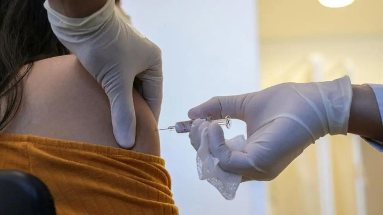 Fotograf&iacute;a cedida por el Gobierno de Sao Paulo que muestra la aplicaci&oacute;n de una vacuna contra el nuevo coronavirus. EFE/ Cortes&iacute;a Gobierno de Sao Paulo