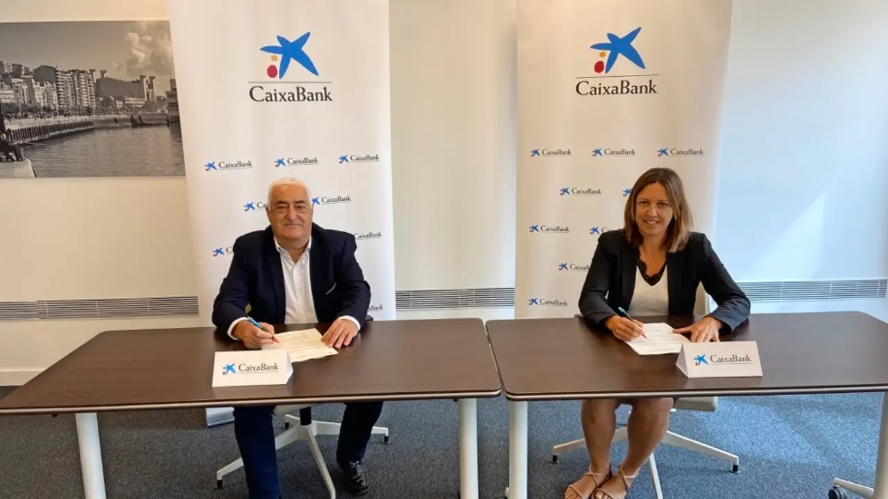 El presidente de la Federaci&oacute;n C&aacute;ntabra de Bolos, Seraf&iacute;n Bustamante, y a directora comercial de CaixaBank en Cantabria y Asturias, Celia Tor&iacute;o, han sellado el acuerdo mostr&aacute;ndose ilusionados por la nueva temporada y el nuevo formato de competici&oacute;n.