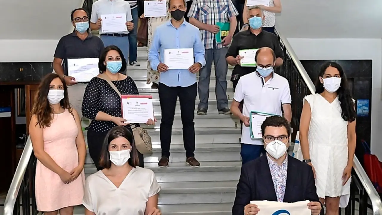 Entrega de diplomas de las Lanzaderas de Empleo. / alerta