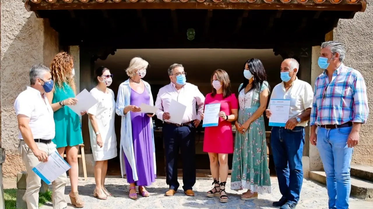Lomb&oacute; felicita a Noja por la consecuci&oacute;n del sello de turismo seguro del ICTE en 6 espacios p&uacute;blicos. / LARA REVILLA